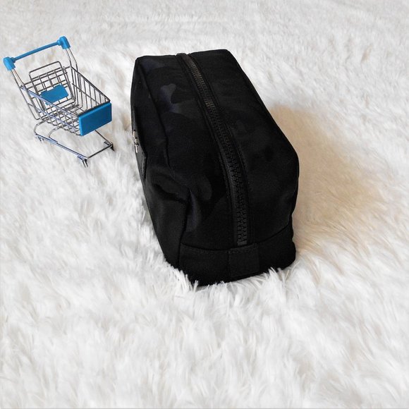 Michael Kors Kent Camo Jacquard Toiletry Kit Black - Picture 12 of 13